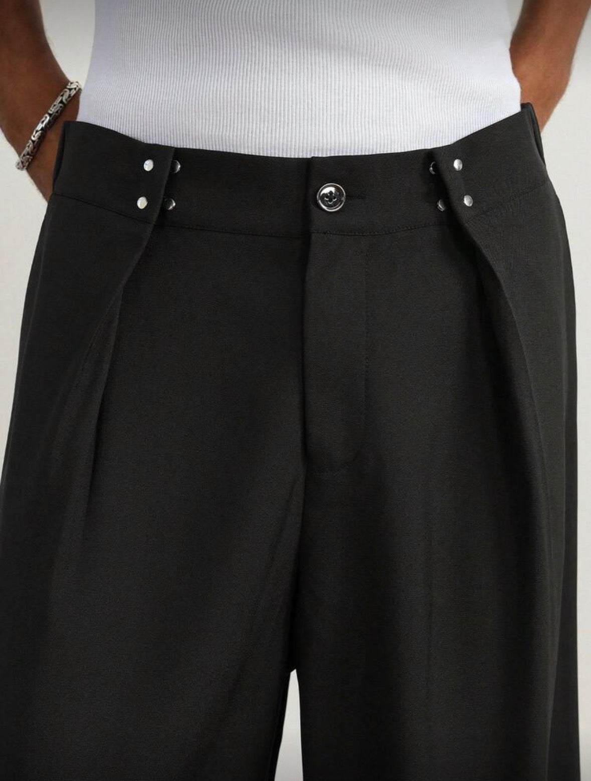 Men’s Solid Color Loose Casual Pleated Capri Pants